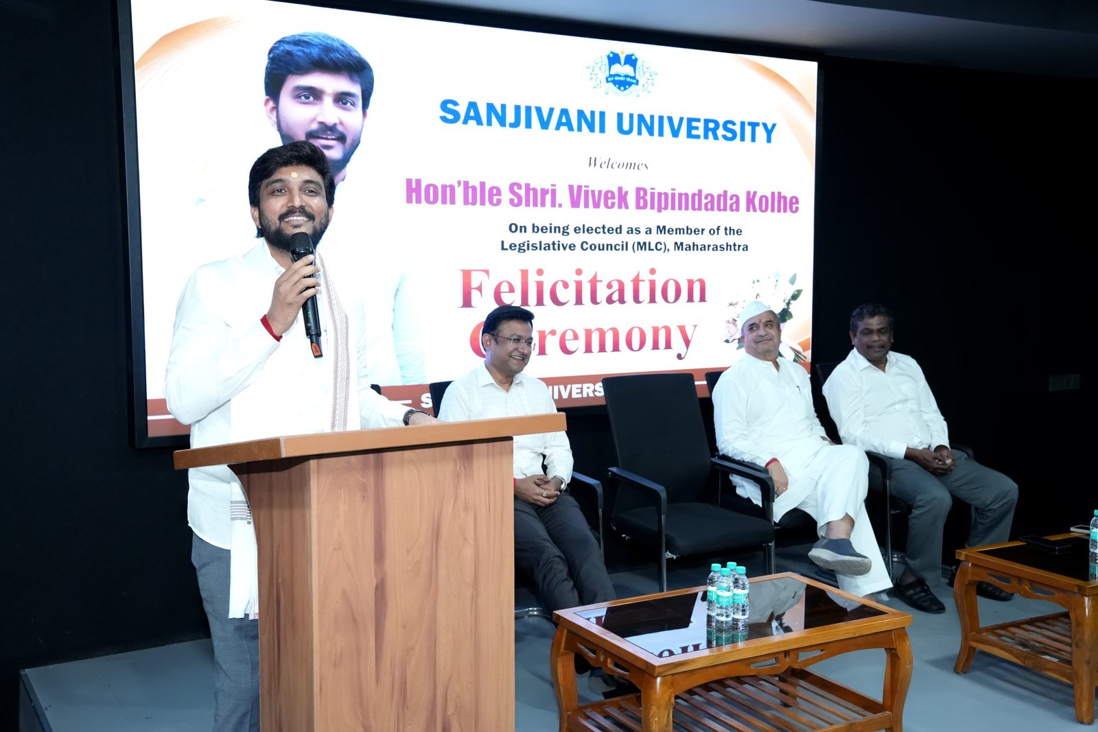 संजीवनी युनिव्हर्सिटी व संजीवनी ग्रुप ऑफ इन्स्टिट्यूट्स संचलित विविध संस्थांच्या वतीने आमदार श्री विवेकभैया काल्हे यांचा सत्कार करण्यात आला. यावेळी बोलताना आमदार विवेकभैया कोल्हे. यावेळी संस्थेचे अध्यक्ष श्री नितिनदादा कोल्हे, संजीवनी युनिव्हसिटीचे प्रेसिडेंट श्री अमित कोल्हे, चिफ टेक्निकल ऑफिसर श्री विजय नायडू व्यासपीठावर उपस्थित होते.