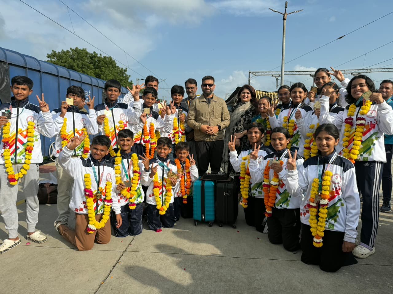 मा.श्री.सुमित कोल्हे (विश्वस्त,संजिवनी रुरल एज्युकेशन सोसायटी) व सौ .निकिता कोल्हे (कार्यकारी संचालिका, संजिवनी अकॅडमी वैजापूर ) विजेत्या विद्यार्थ्यांसोबत